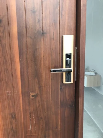 Khóa vân tay cho cửa đại sảnh biệt thự cao cấp