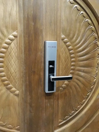 Khóa vân tay cho cửa đại sảnh biệt thự cao cấp