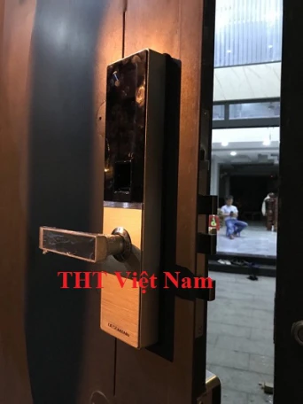 Khóa vân tay cho cửa đại sảnh biệt thự cao cấp