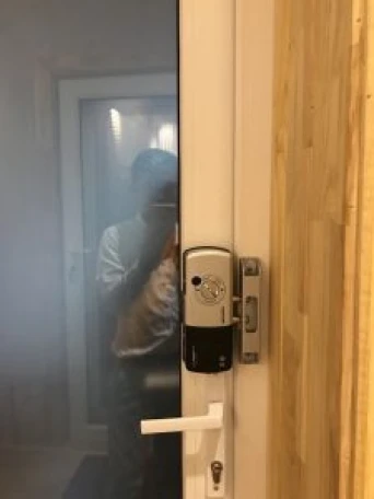 Lắp đặt khóa vân tay cửa nhôm xingfa, cửa nhựa tại Nha Trang