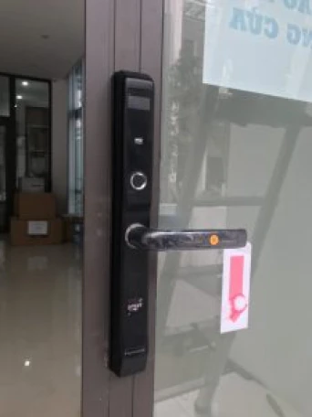 lắp khóa cửa vân tay cho cửa nhôm
