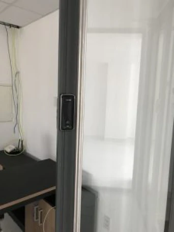 lắp khóa cửa vân tay cho cửa nhôm