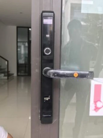 lắp khóa cửa vân tay cho cửa nhôm