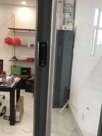 lắp khóa cửa vân tay cho cửa nhôm