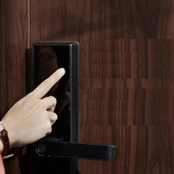 lắp khóa cửa vân tay cho cửa nhôm
