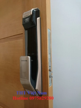 Lắp khóa cửa vân tây Gold Mark City - 136 Hồ Tùng Mậu