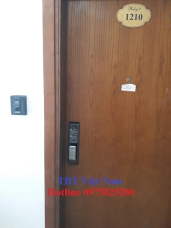 Lắp khóa cửa vân tây Gold Mark City - 136 Hồ Tùng Mậu