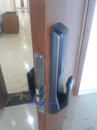 Lắp khóa cửa vân tây Gold Mark City - 136 Hồ Tùng Mậu