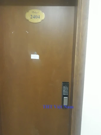 Lắp khóa cửa vân tây Gold Mark City - 136 Hồ Tùng Mậu