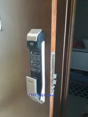 Lắp khóa cửa vân tây Gold Mark City - 136 Hồ Tùng Mậu