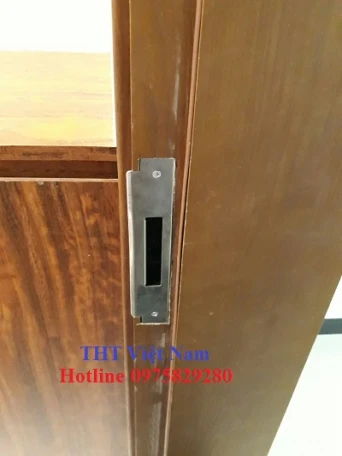 Lắp khóa cửa vân tây Gold Mark City - 136 Hồ Tùng Mậu