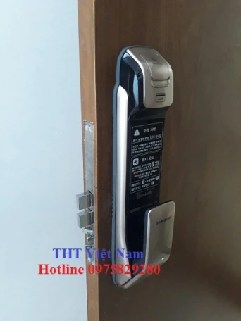 Lắp khóa cửa vân tây Gold Mark City - 136 Hồ Tùng Mậu