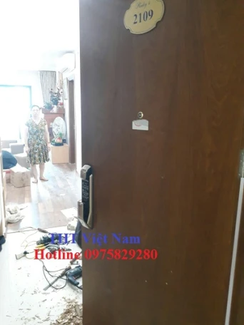 Lắp khóa cửa vân tây Gold Mark City - 136 Hồ Tùng Mậu